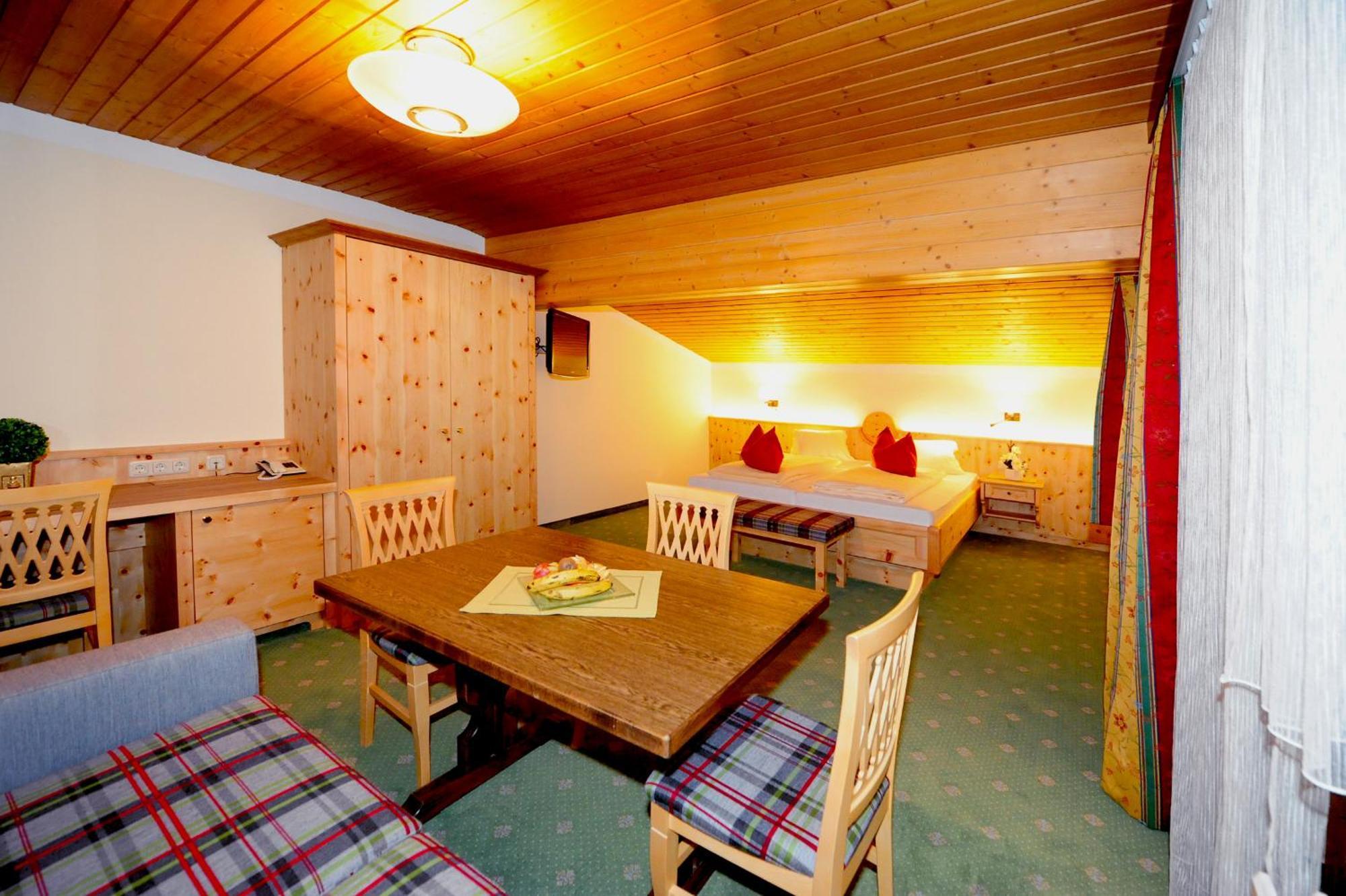 Ski In Ski Out Hotel Unterellmau Saalbach-Hinterglemm Room photo